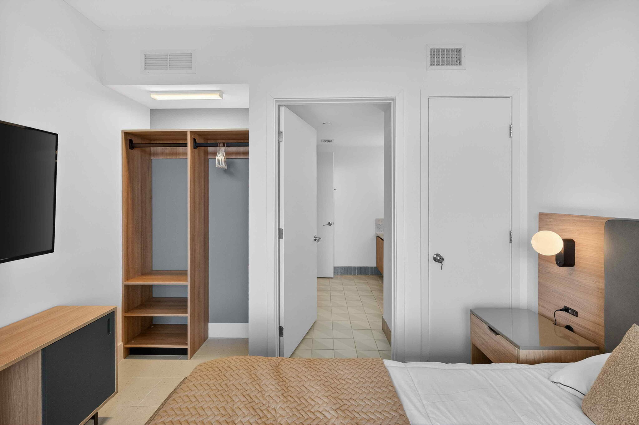 159 NE 6th #3905 Miami, FL 33132