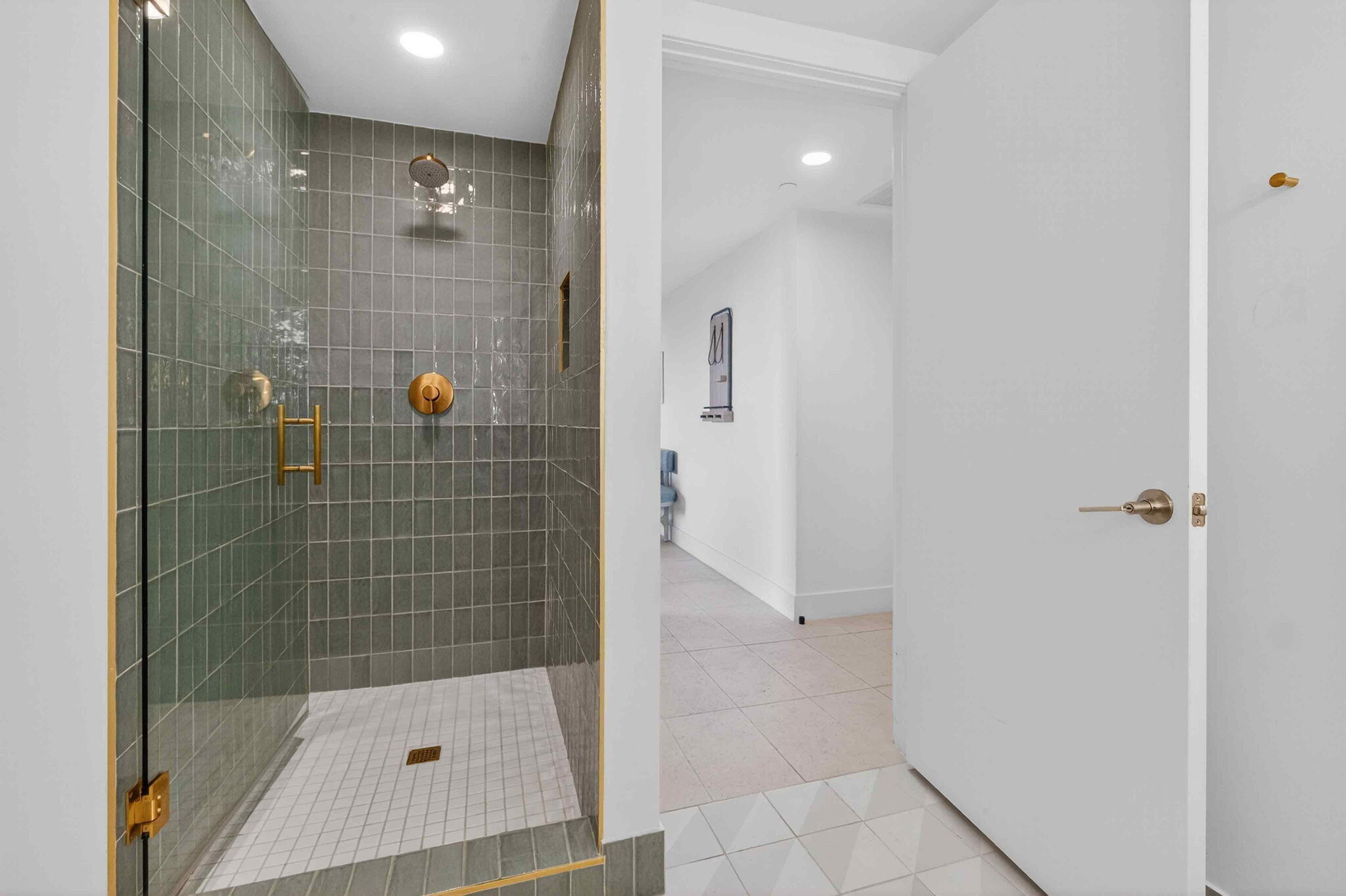 159 NE 6th #3905 Miami, FL 33132