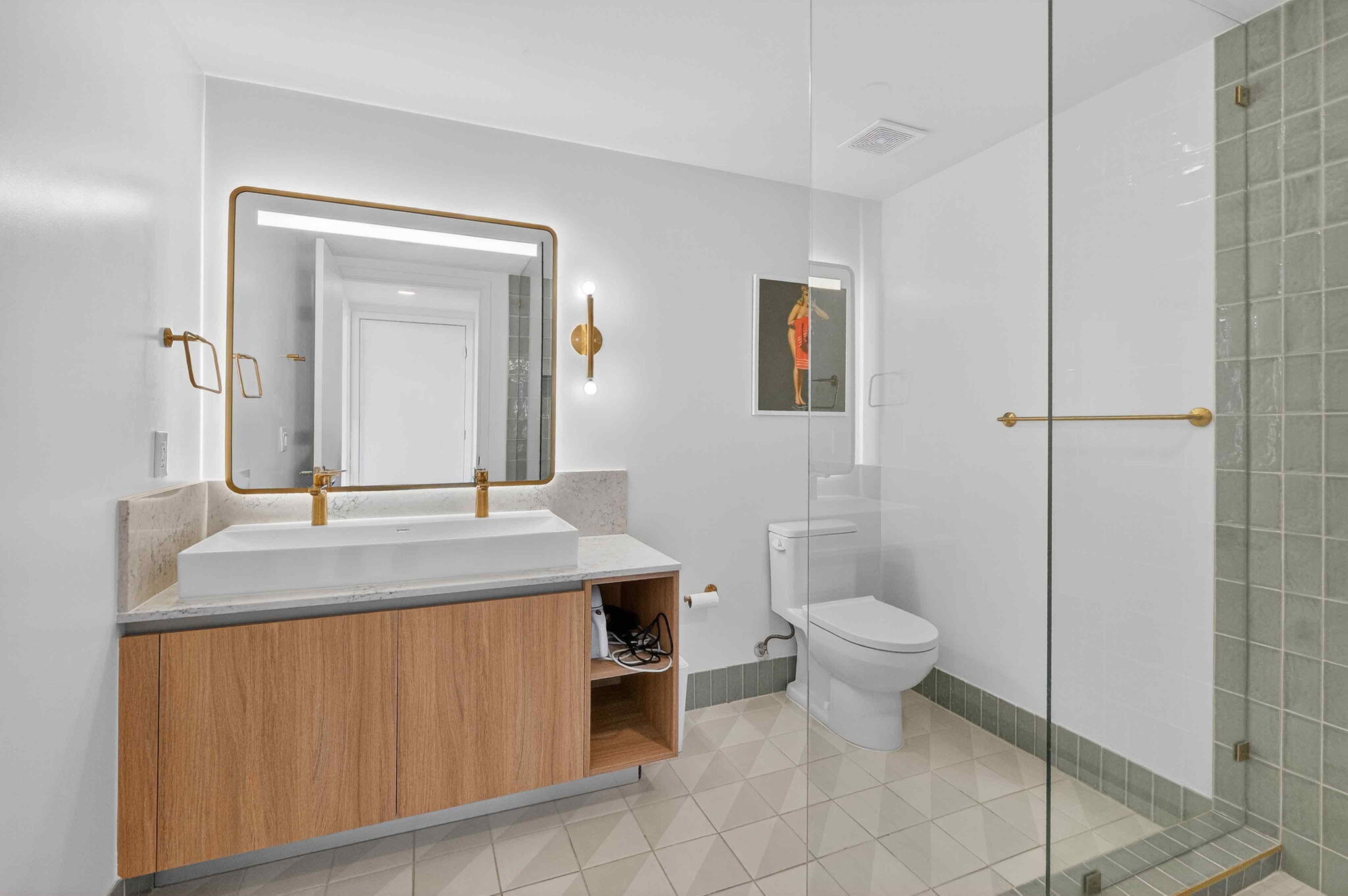 159 NE 6th #3905 Miami, FL 33132