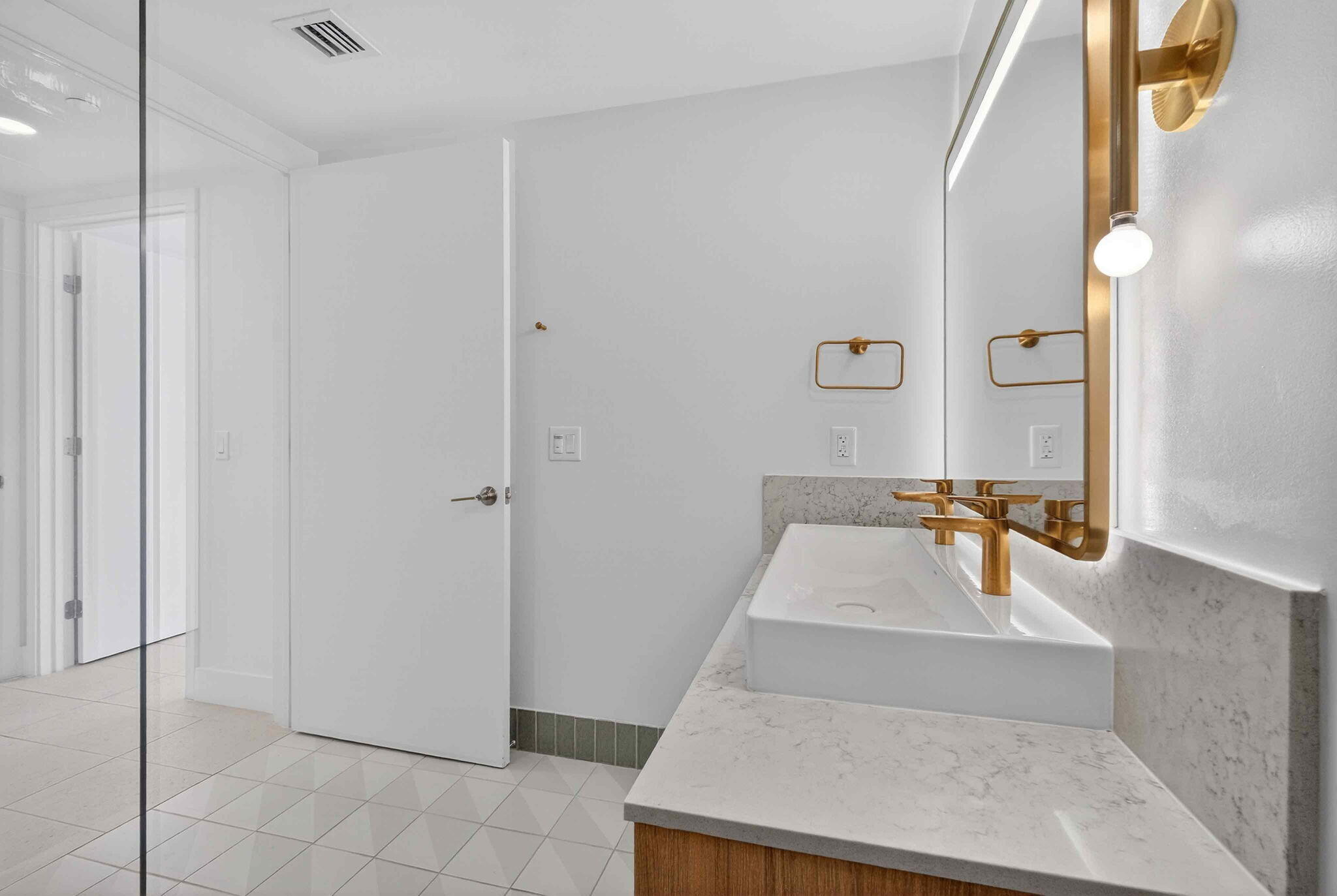 159 NE 6th #3905 Miami, FL 33132