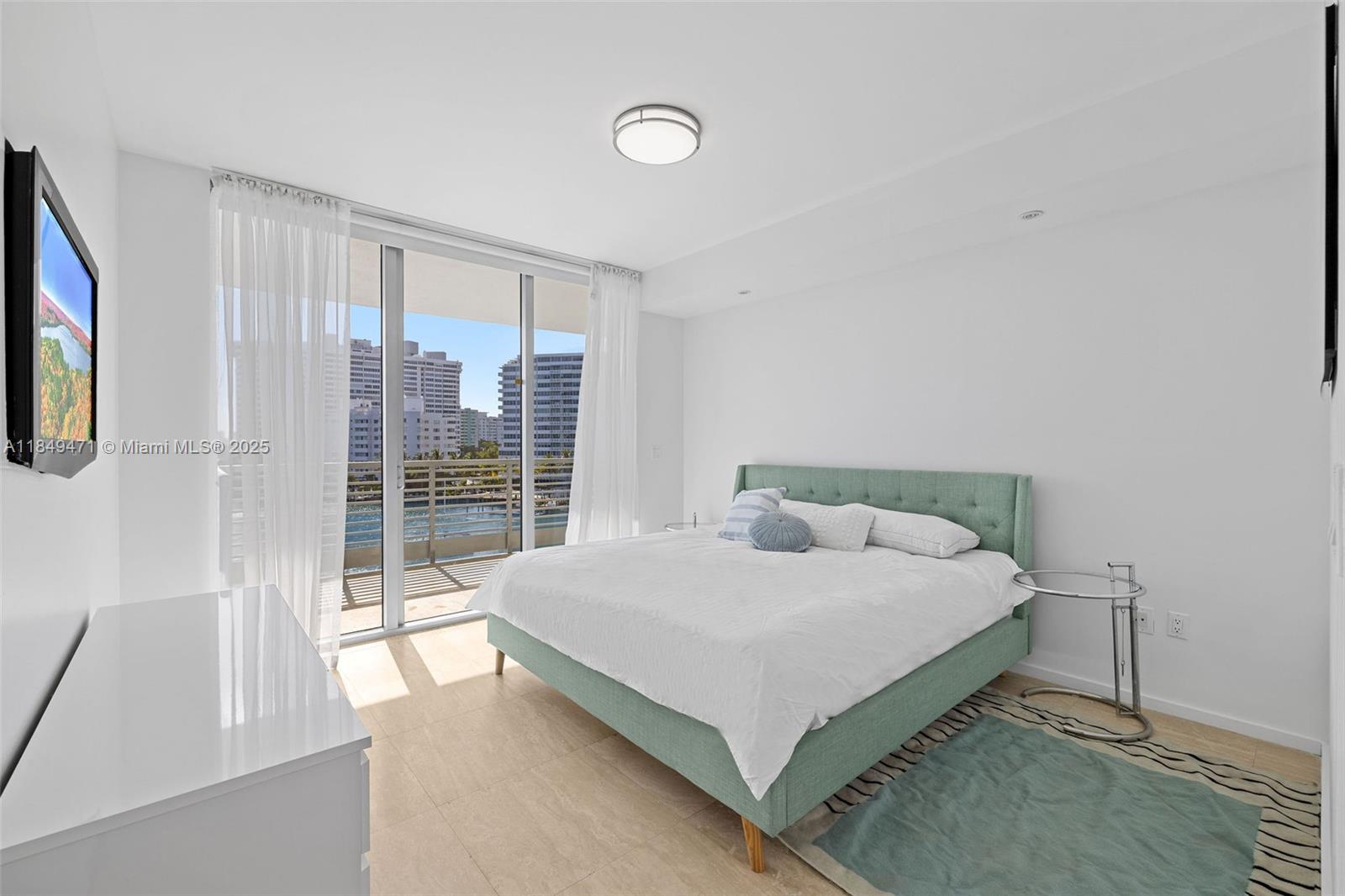 image Capri South Beach Condo17