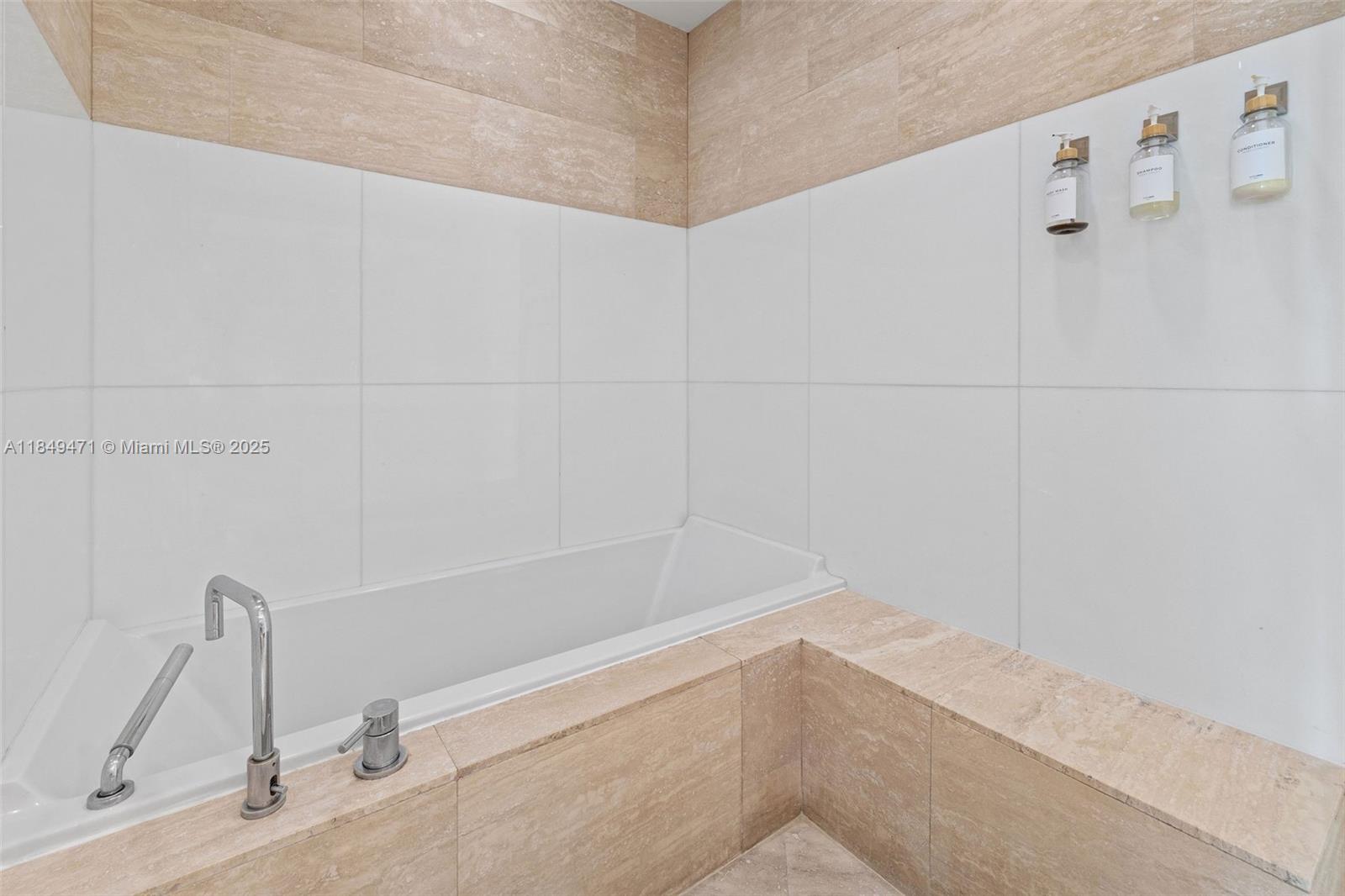 image Capri South Beach Condo28