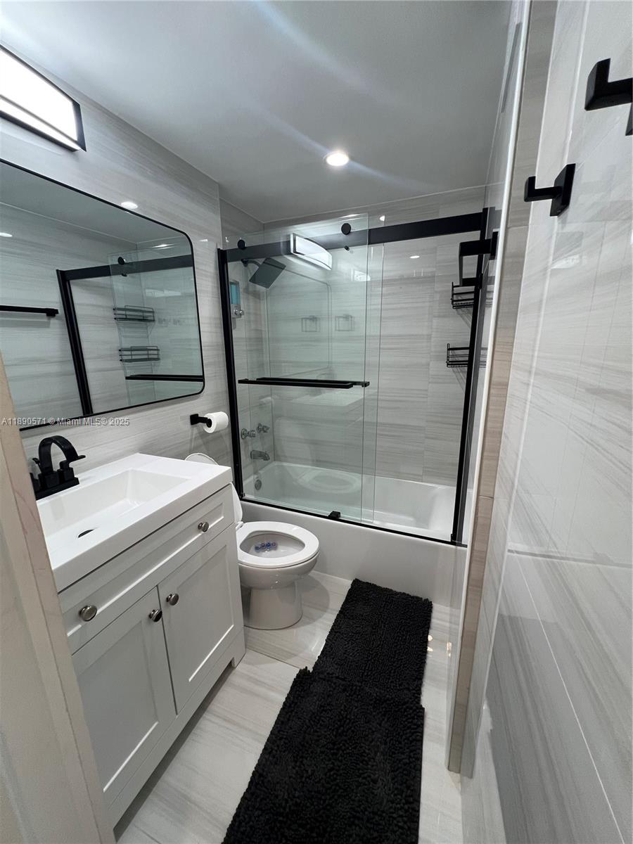255 W 24th St #405