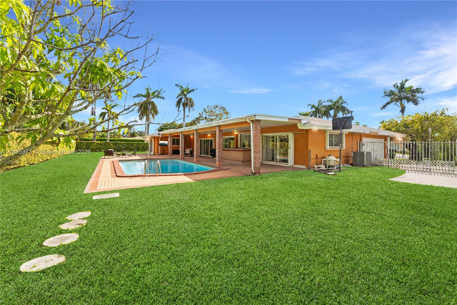 7205 SW 109th Ter Pinecrest, FL 33156