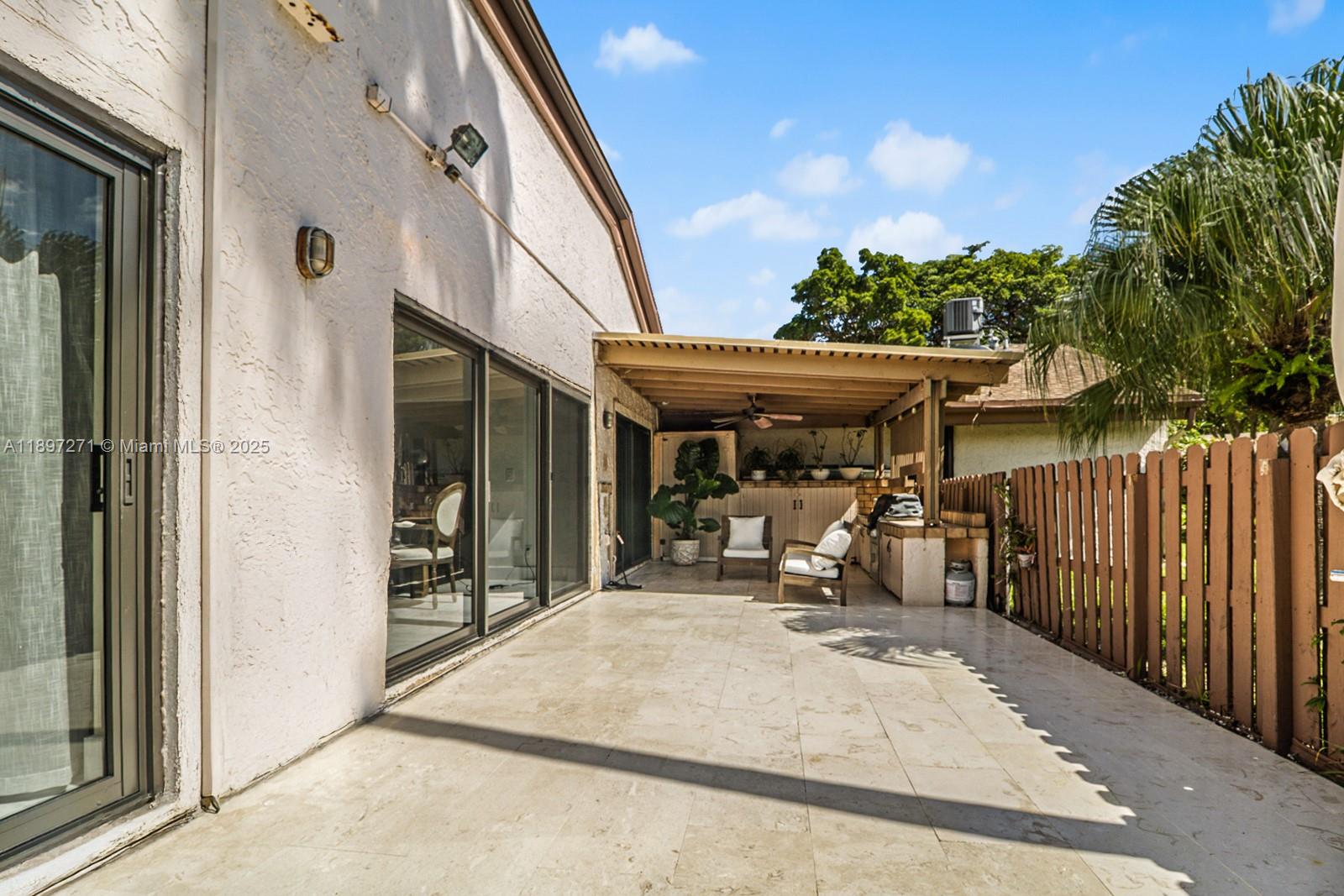 513 Leslie Dr Hallandale Beach, FL 33009