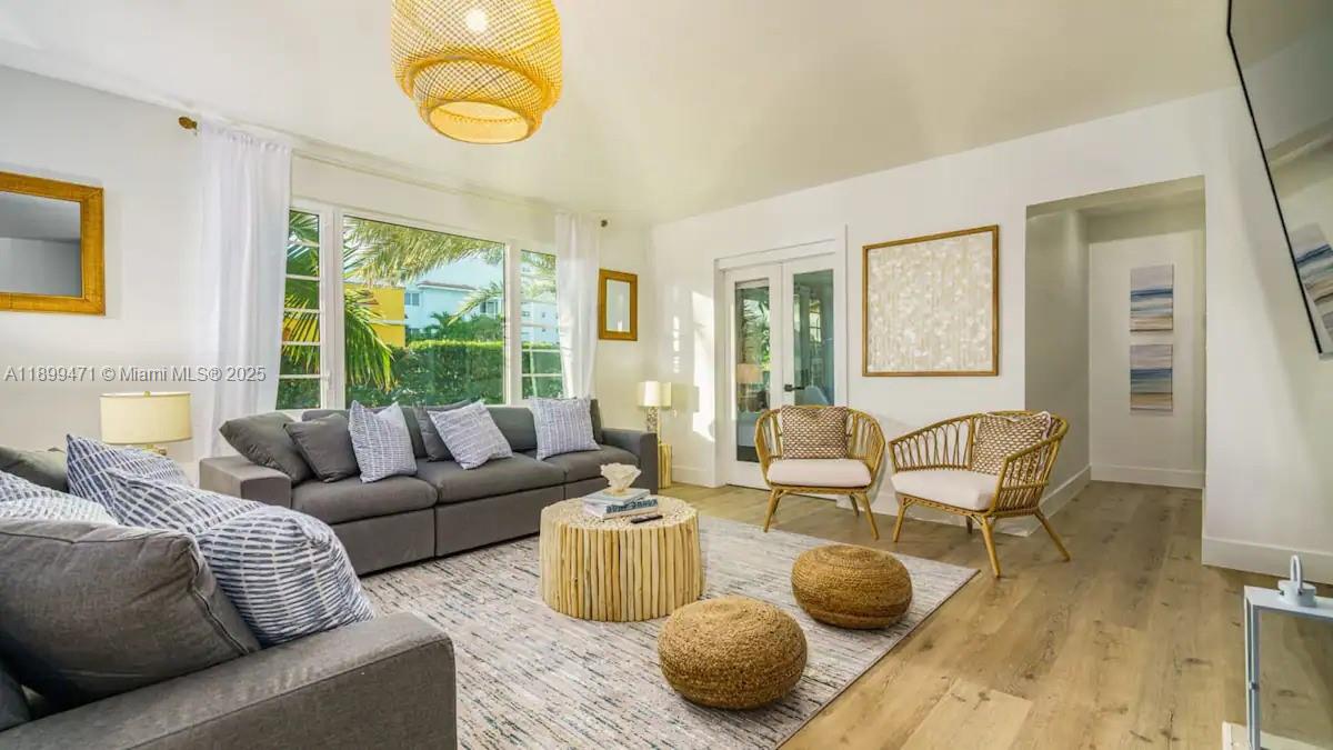 320 Polk St Hollywood, FL 33019