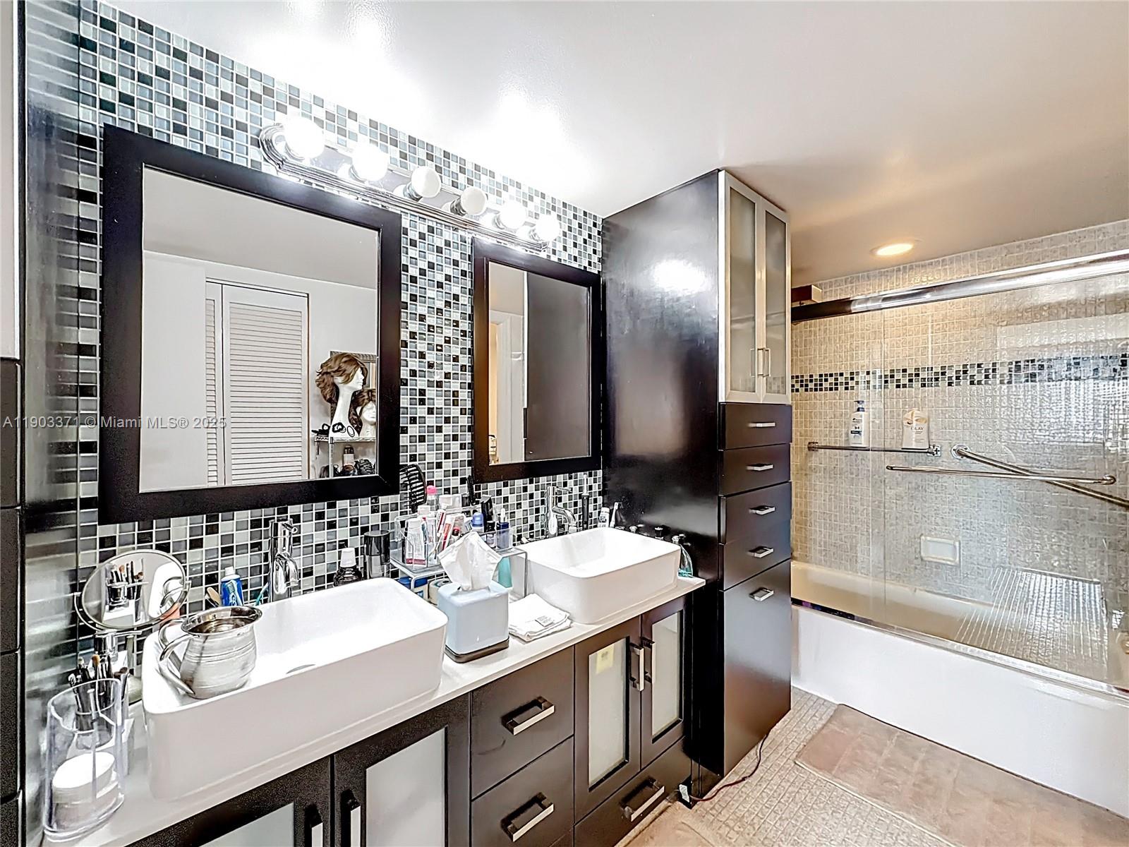 image Winston Towers 60021