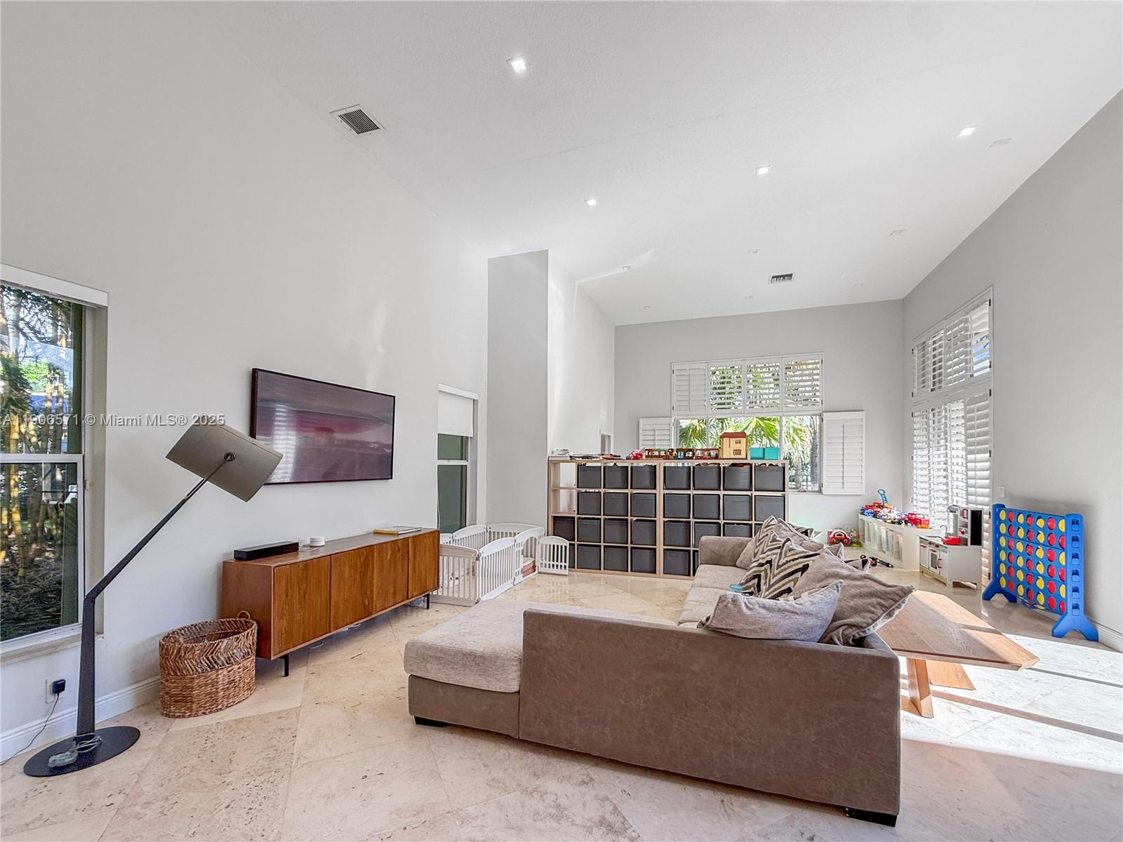 2514 Poinciana Dr Weston, FL 33327