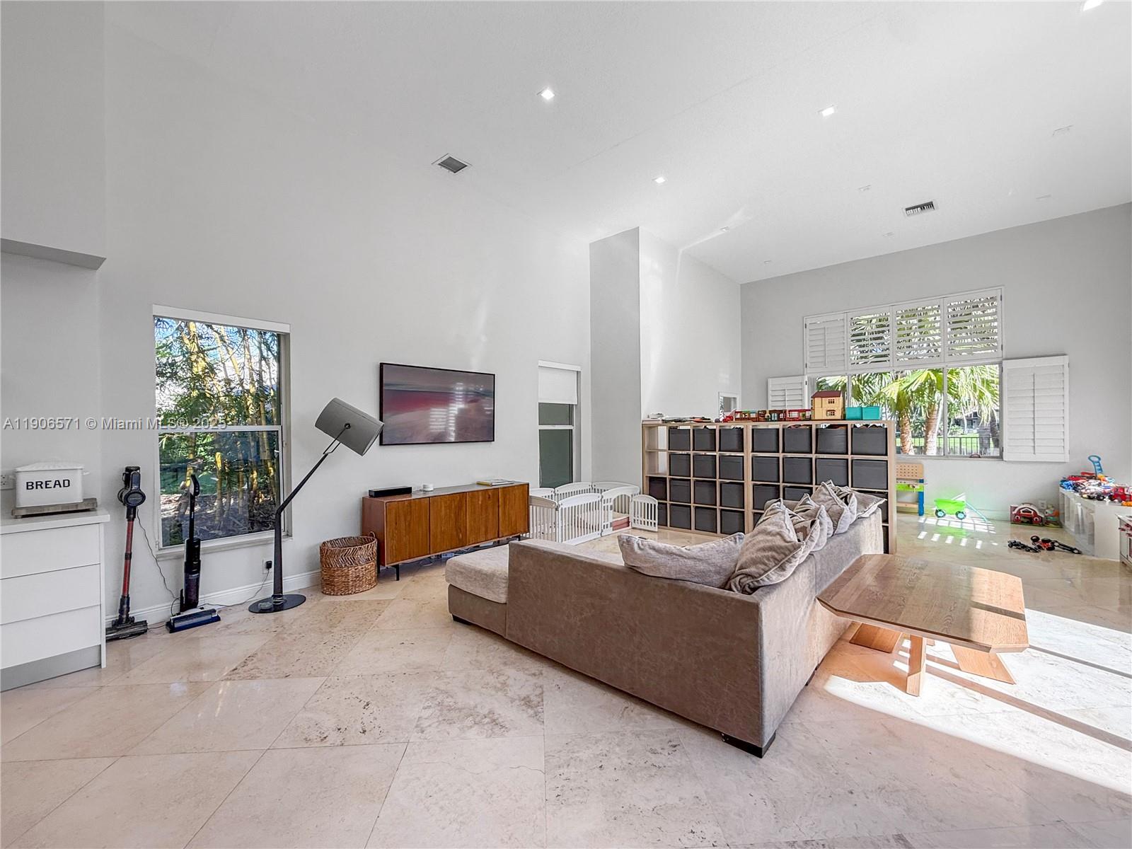 2514 Poinciana Dr Weston, FL 33327