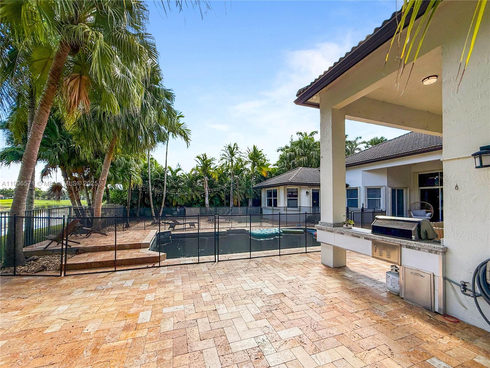 2514 Poinciana Dr Weston, FL 33327