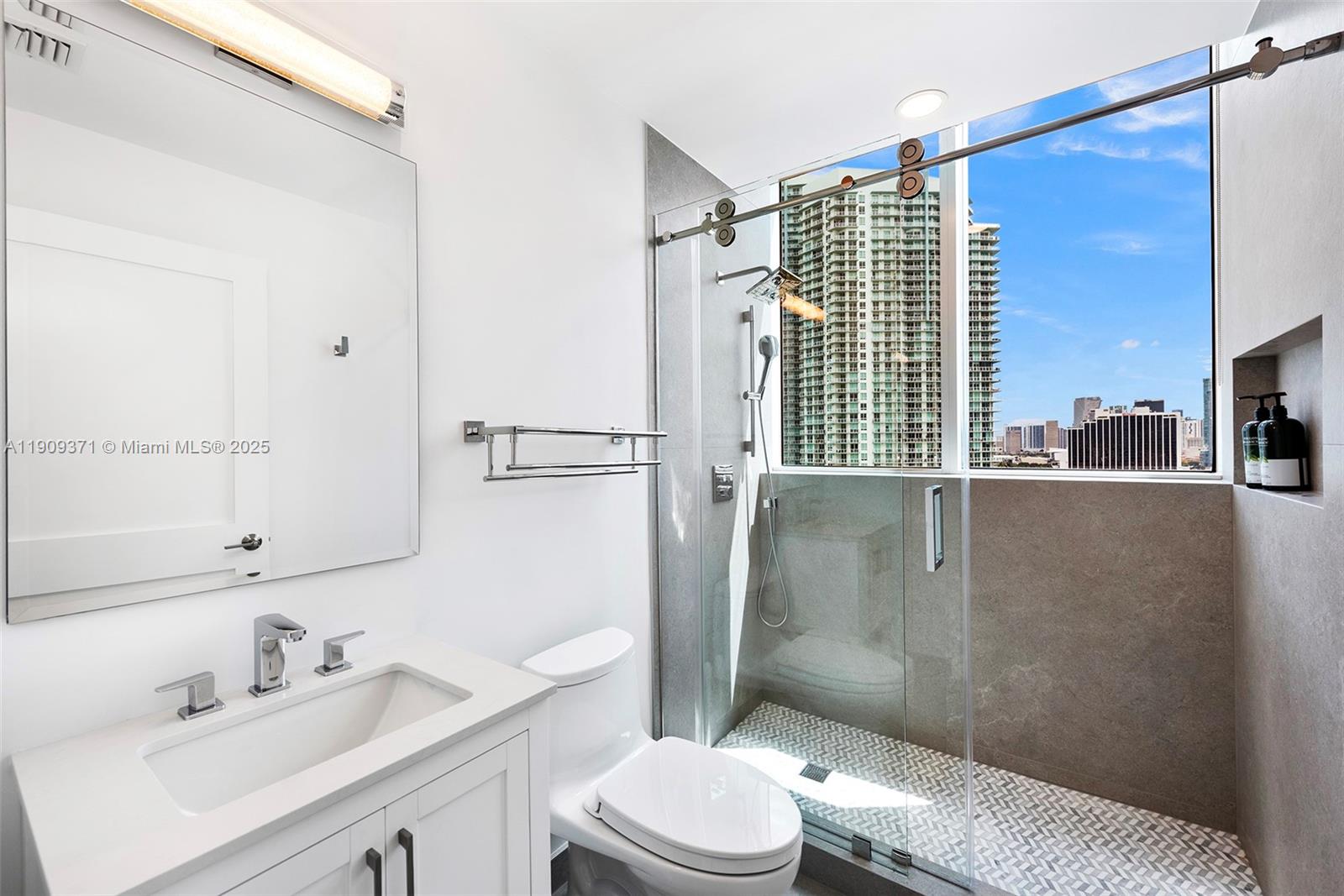 image Paramount Bay28