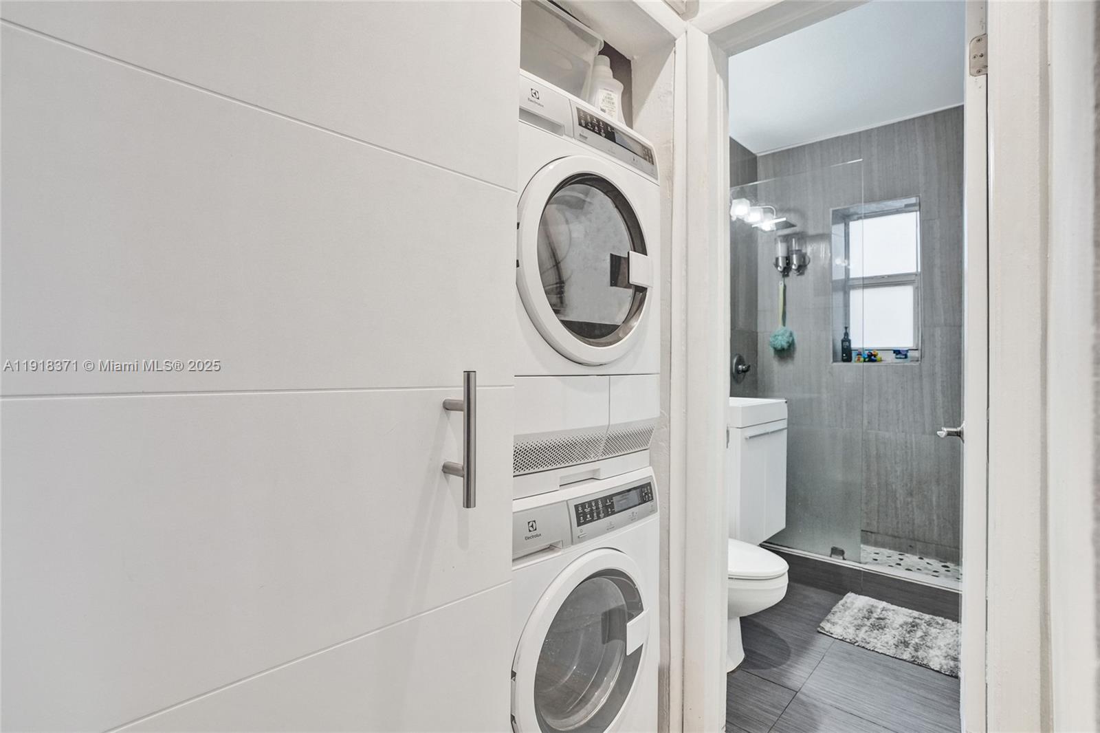 10076 E Bay Hbr Dr #76D Bay Harbor Islands, FL 33154