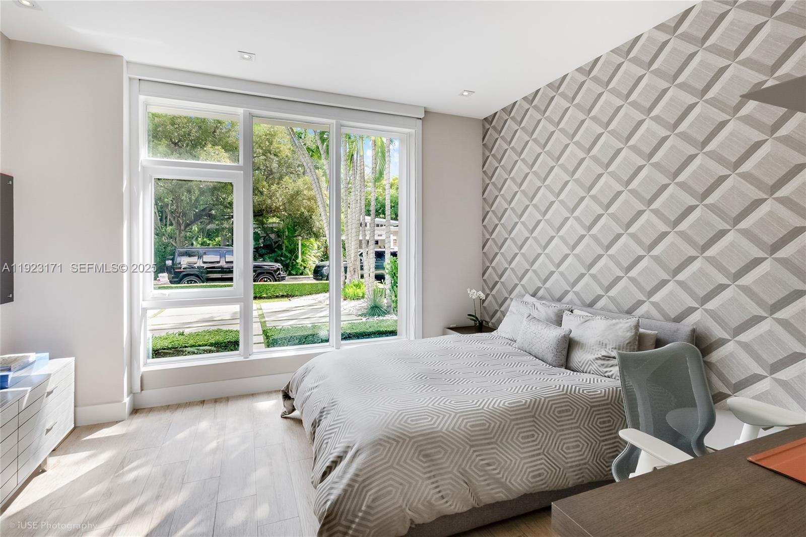 137 W Shore Dr W Miami, FL 33133