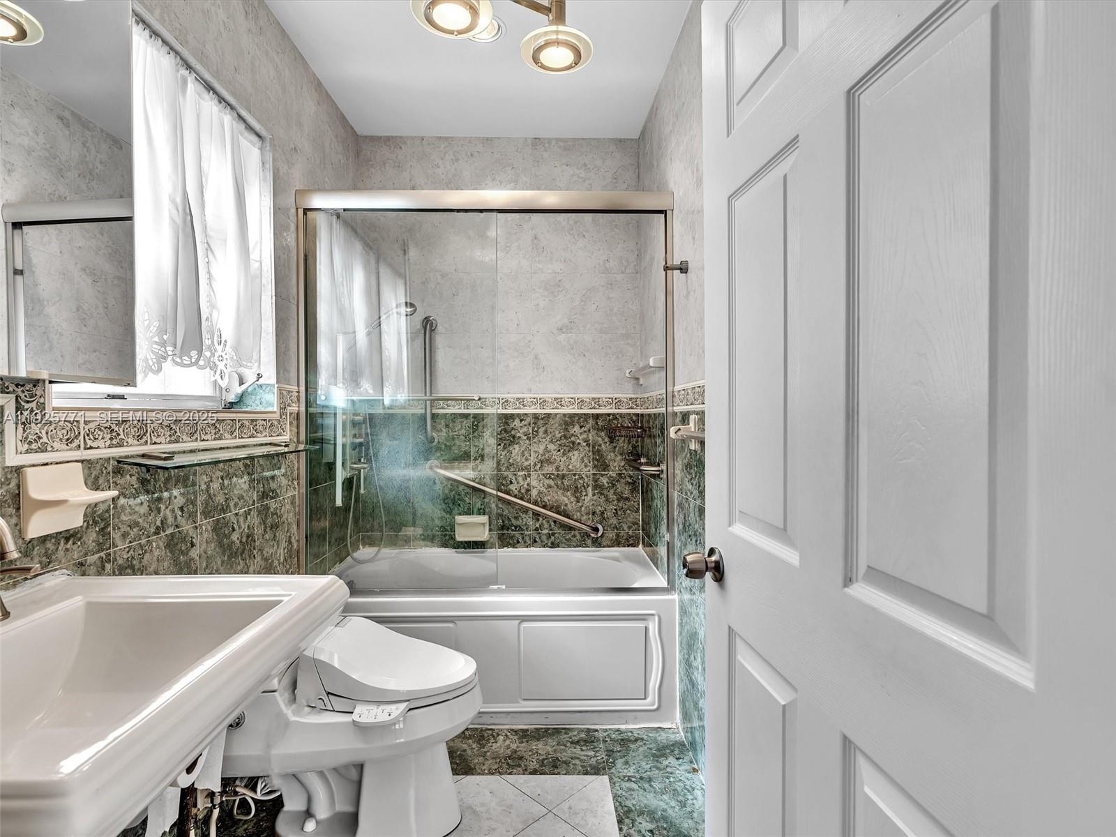 2443 N Meridian Ave Miami Beach, FL 33140