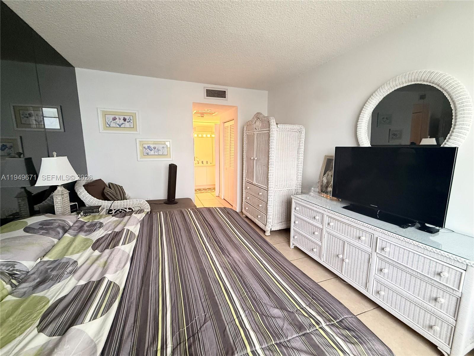 300 Bayview Dr #802 Sunny Isles Beach, FL 33160