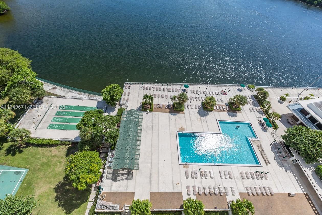 300 Bayview Dr #802 Sunny Isles Beach, FL 33160