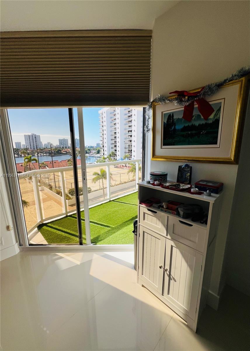 3640 Yacht Clb Dr #609 Aventura, FL 33180