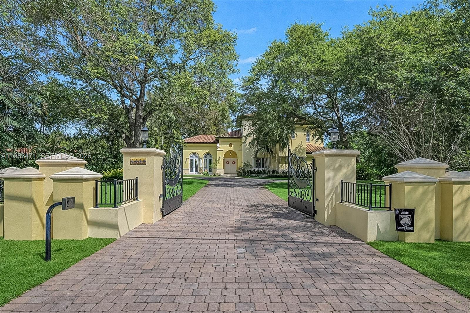 6075 SW 85th Ave Miami, FL 33143