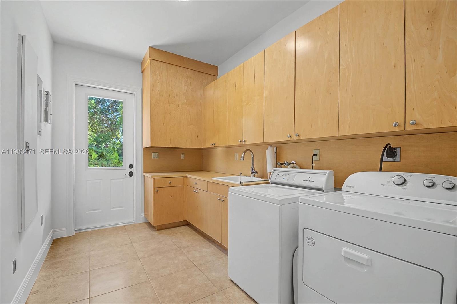 6075 SW 85th Ave Miami, FL 33143