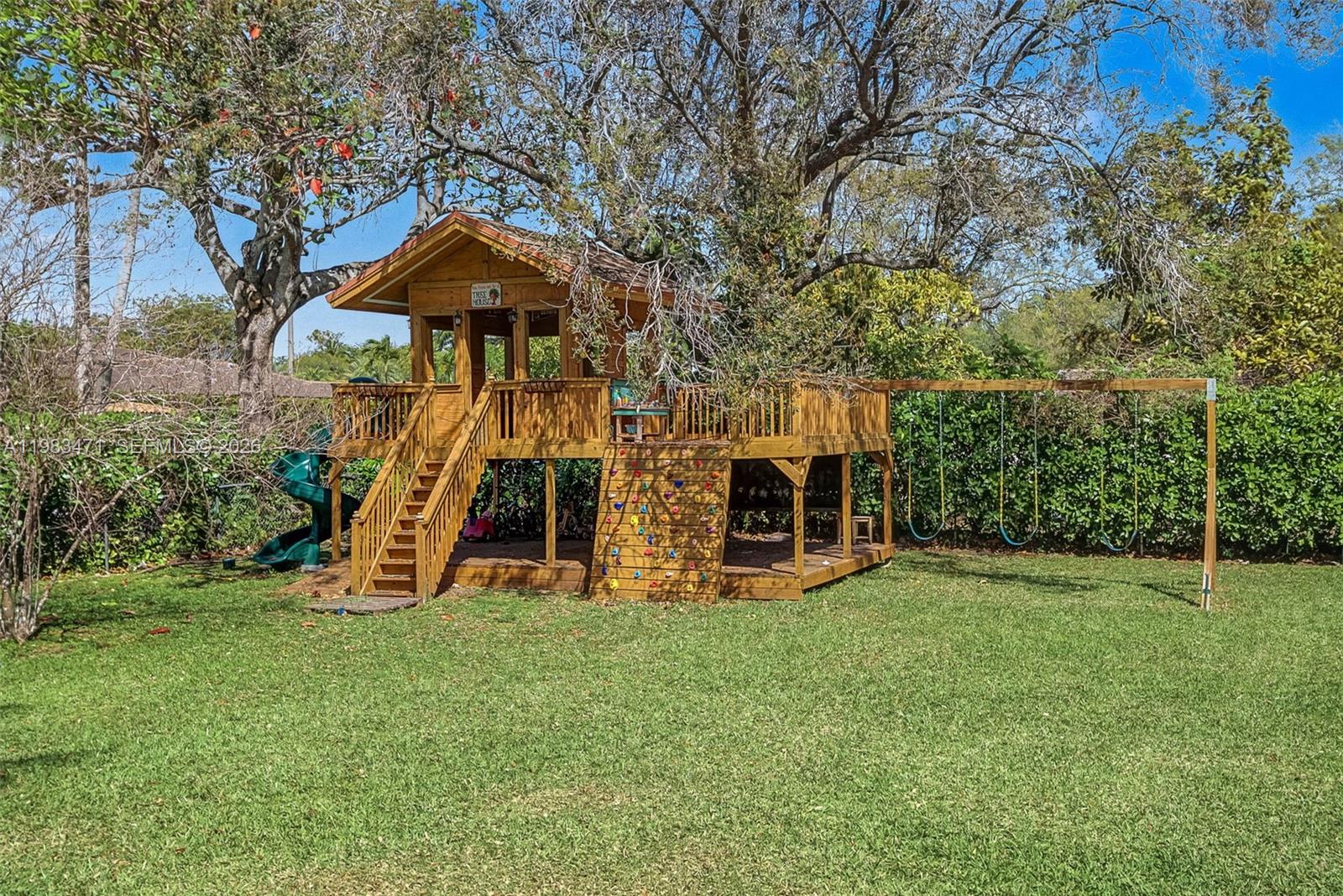 6075 SW 85th Ave Miami, FL 33143