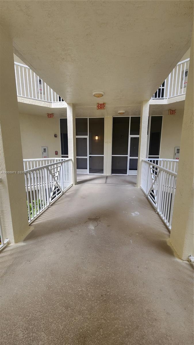 3600 Oaks Clubhouse Dr #206