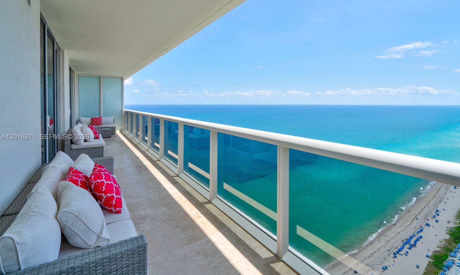 image Beach Club 215