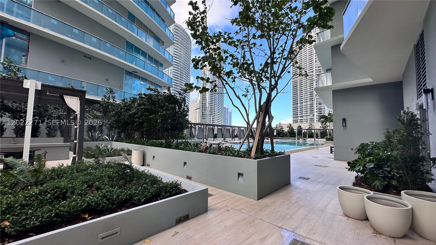 77 SE 5th St #UPH03 Miami, FL 33131