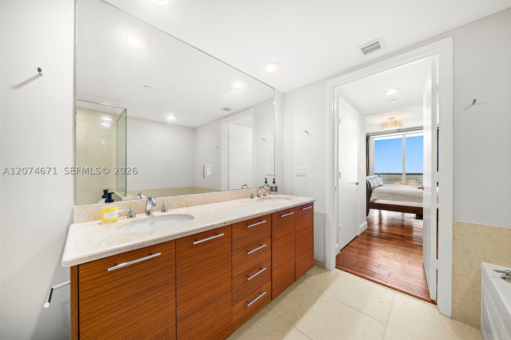 50 Biscayne Blvd #4402 Miami, FL 33132