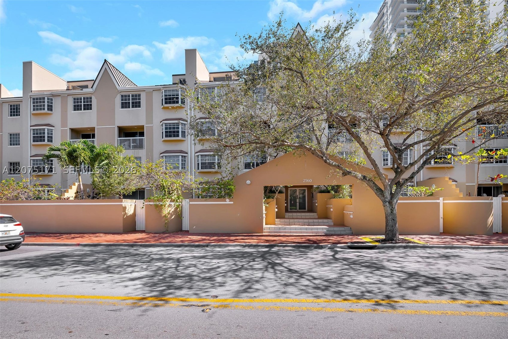 2560 S Tigertail Ave #10