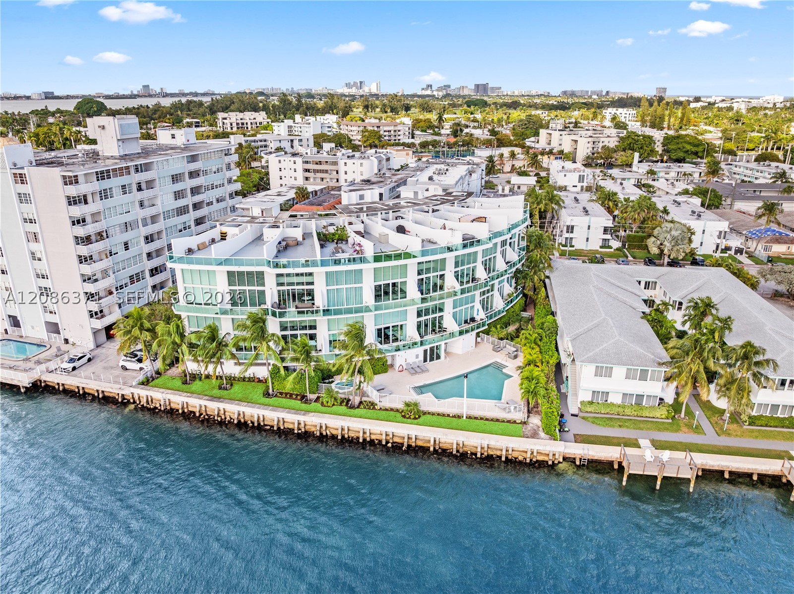 2000 Bay Dr #204