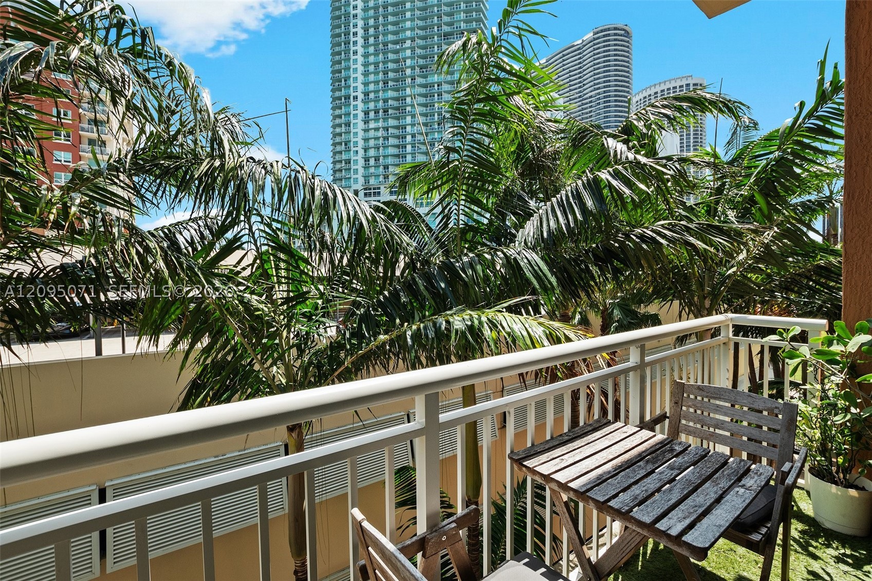 image Cite on the Bay West8