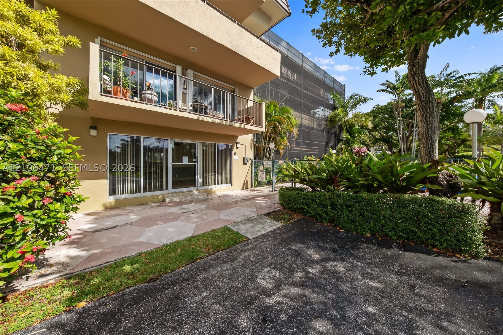 7900 Camino Cr #401