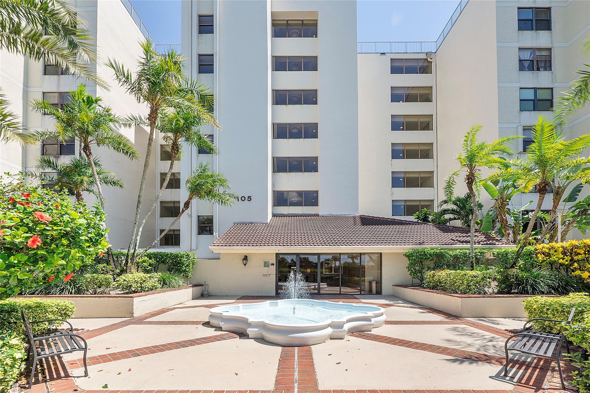 105 Lake Emerald Dr #814