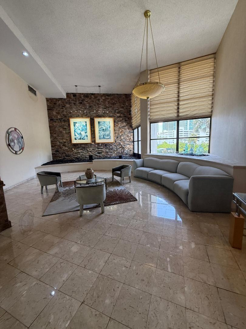 600 Parkview Dr #826 Hallandale Beach, FL 33009