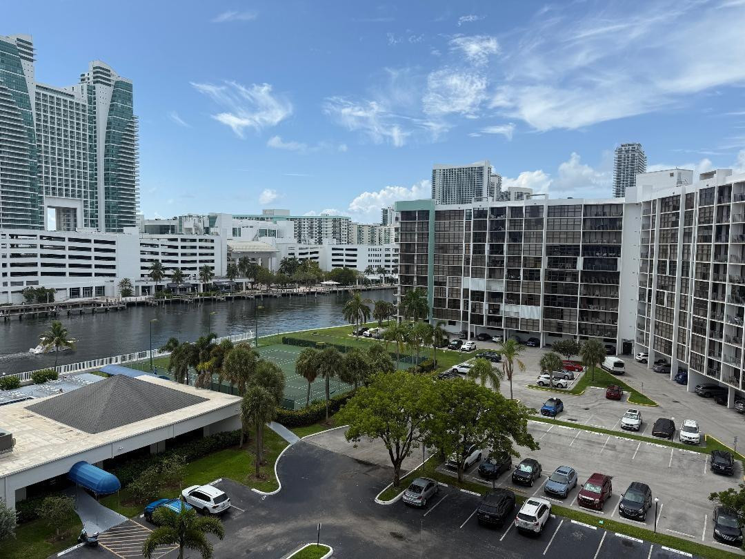 600 Parkview Dr #826 Hallandale Beach, FL 33009