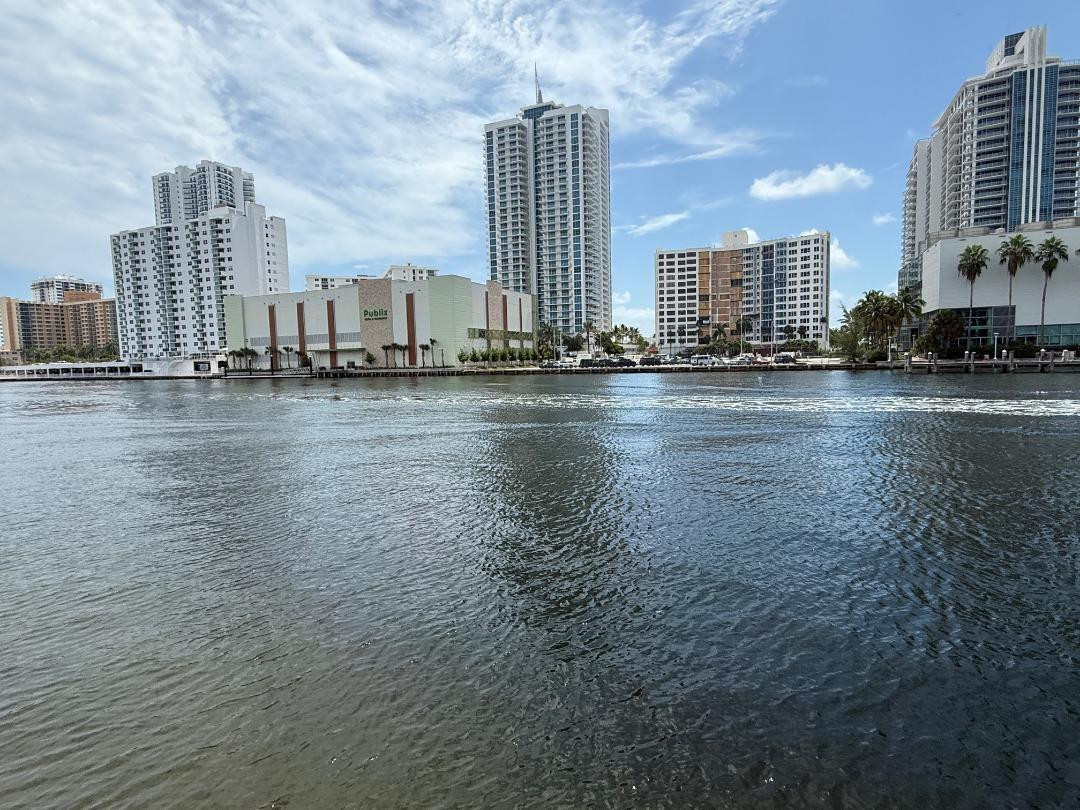 600 Parkview Dr #826 Hallandale Beach, FL 33009