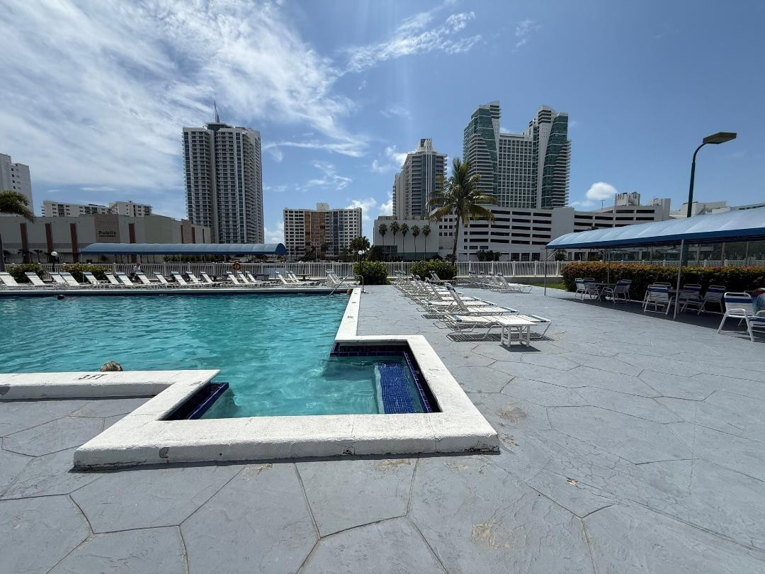 600 Parkview Dr #826 Hallandale Beach, FL 33009