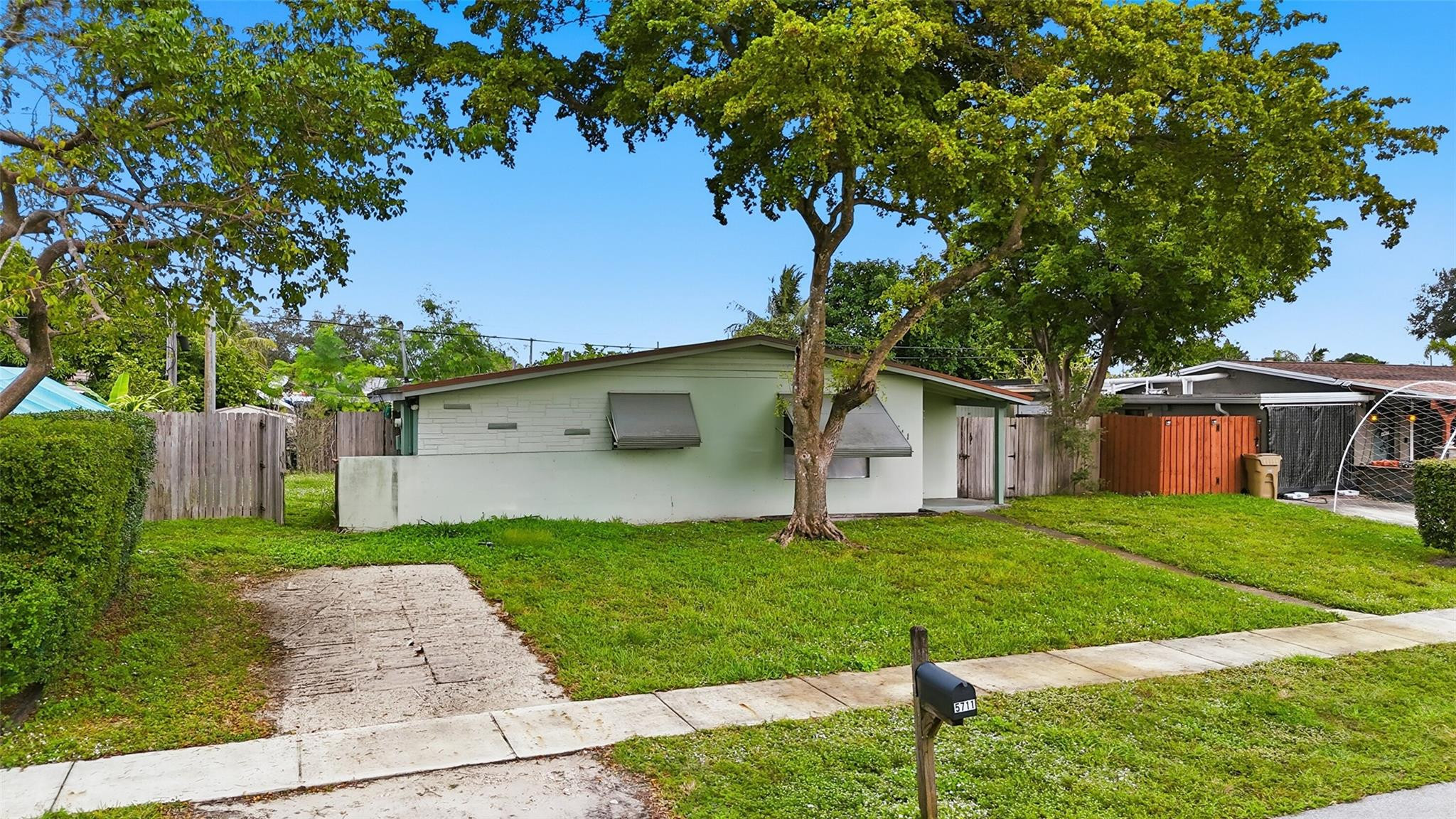 5711 SW 37th Ct Davie, FL 33314