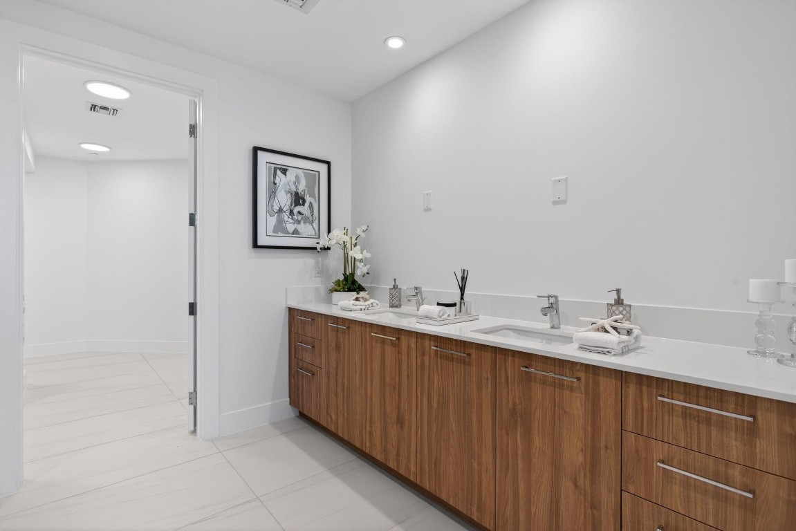 153 N Seabreeze #2505 Fort Lauderdale, FL 33304