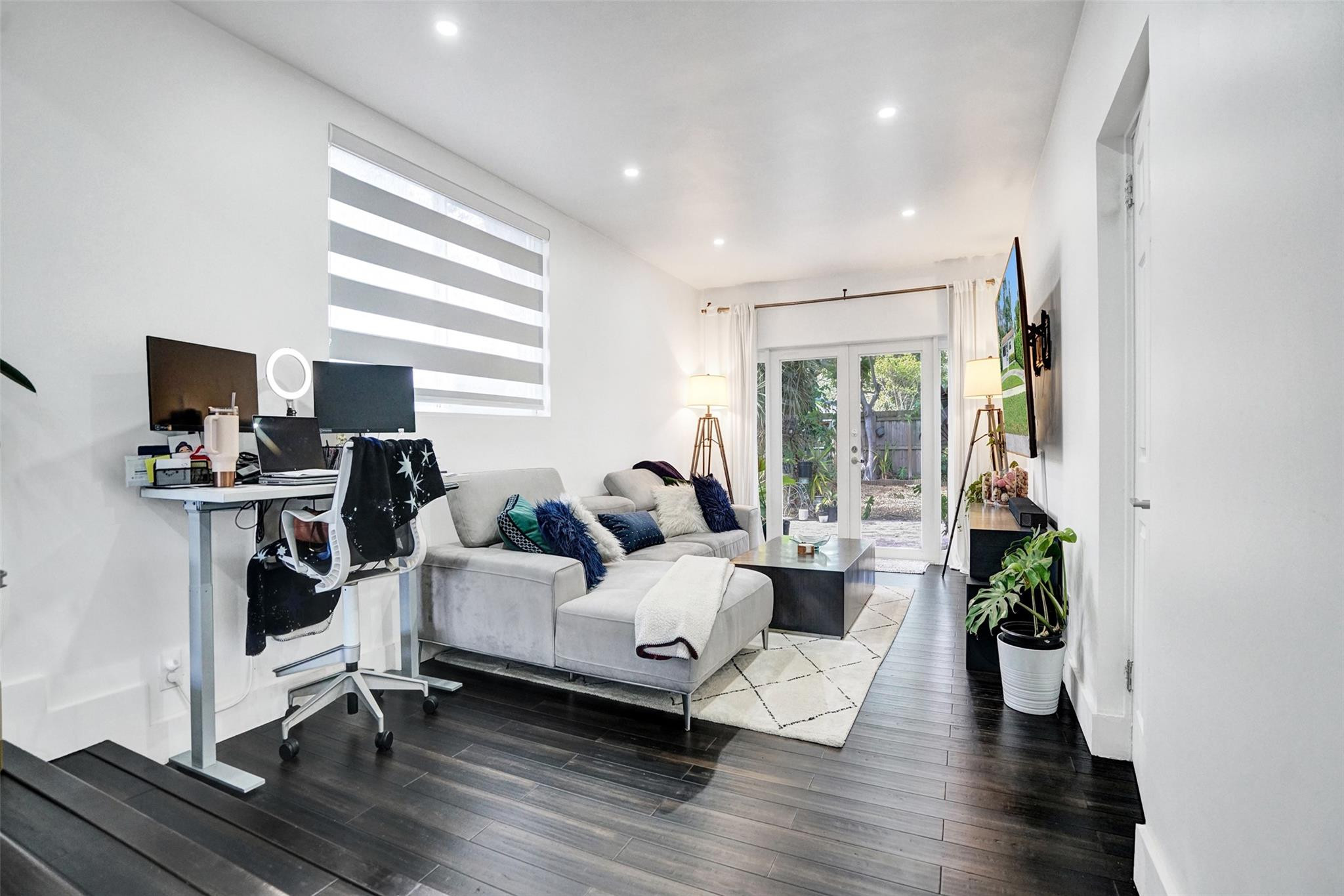 Undisclosed Address Hollywood, FL 33020