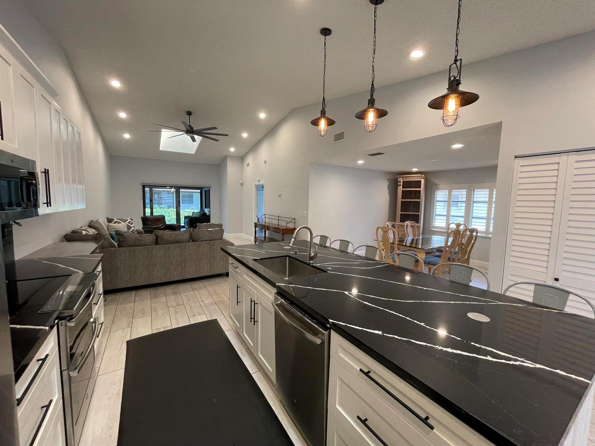 6157 Sunny Pointe Cir