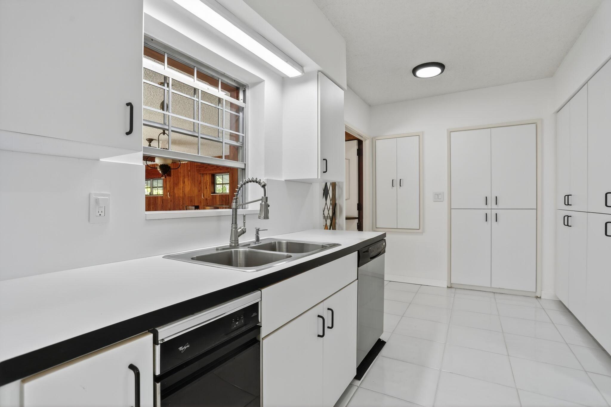 2541 Middle Riv Dr Fort Lauderdale, FL 33305