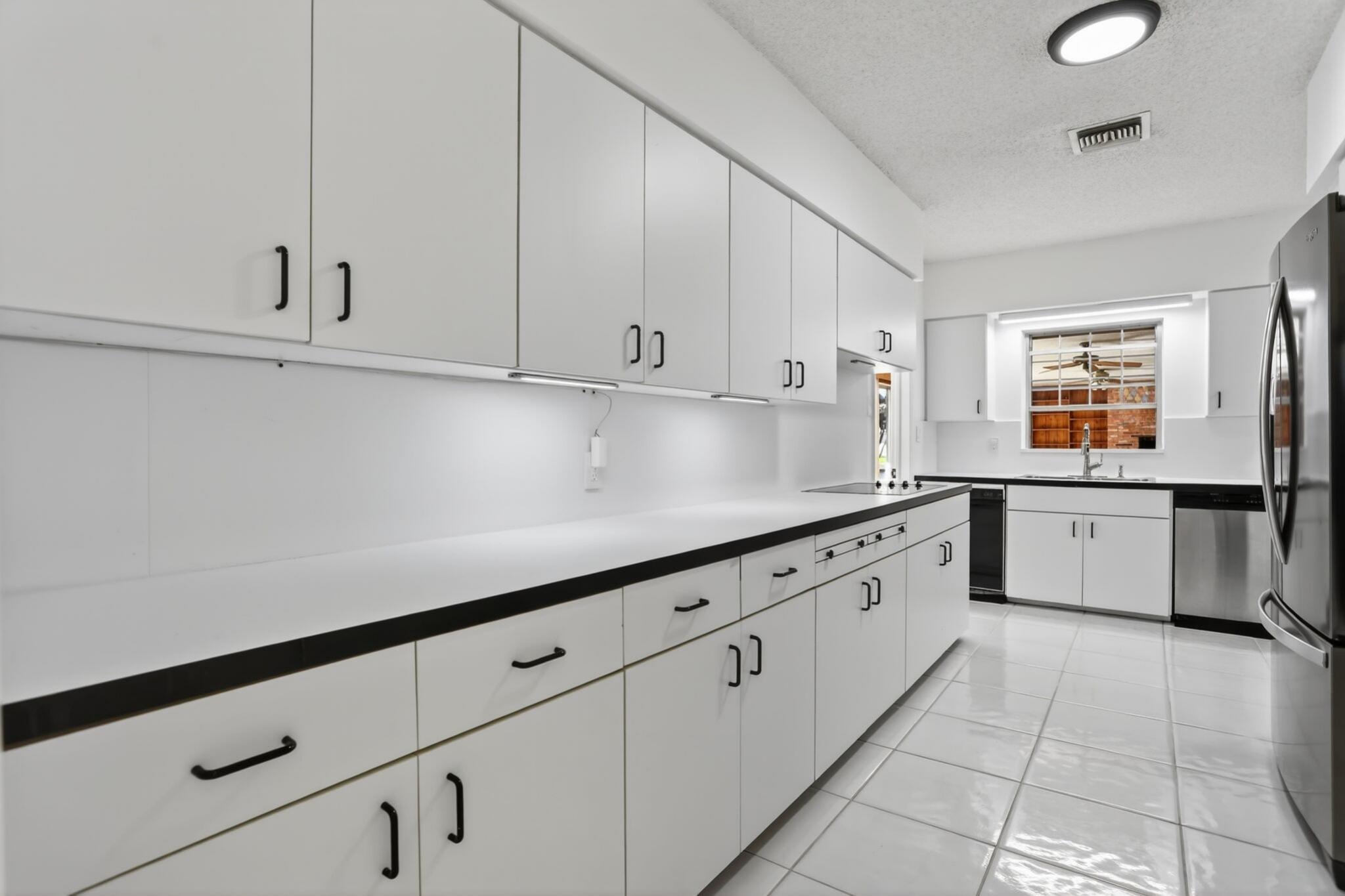 2541 Middle Riv Dr Fort Lauderdale, FL 33305