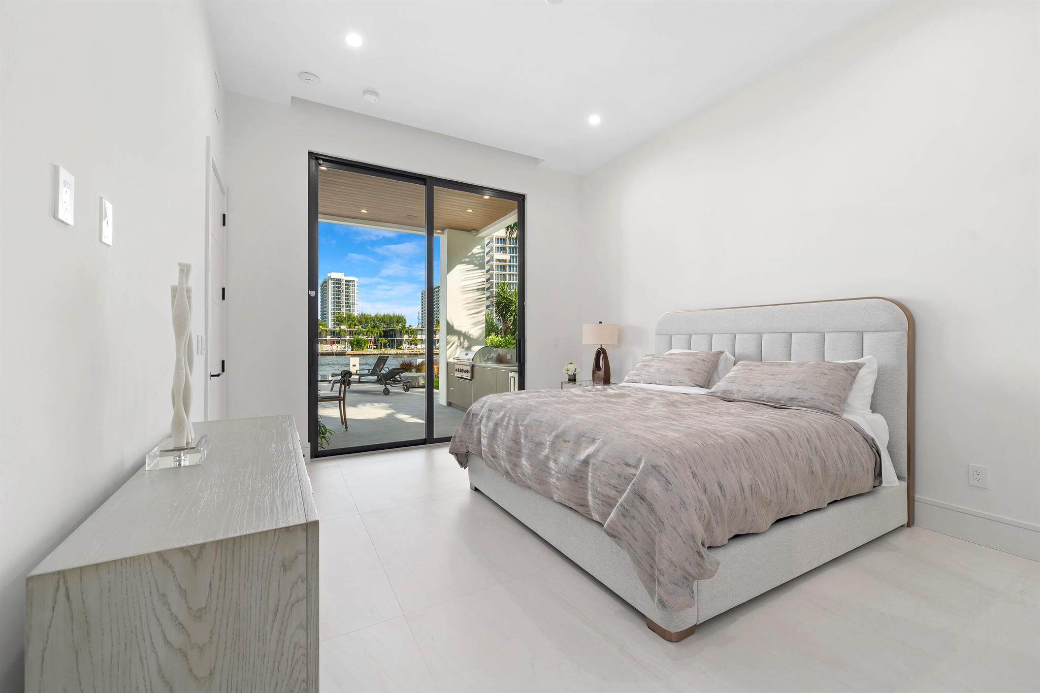 2880 NE 9th St Pompano Beach, FL 33062