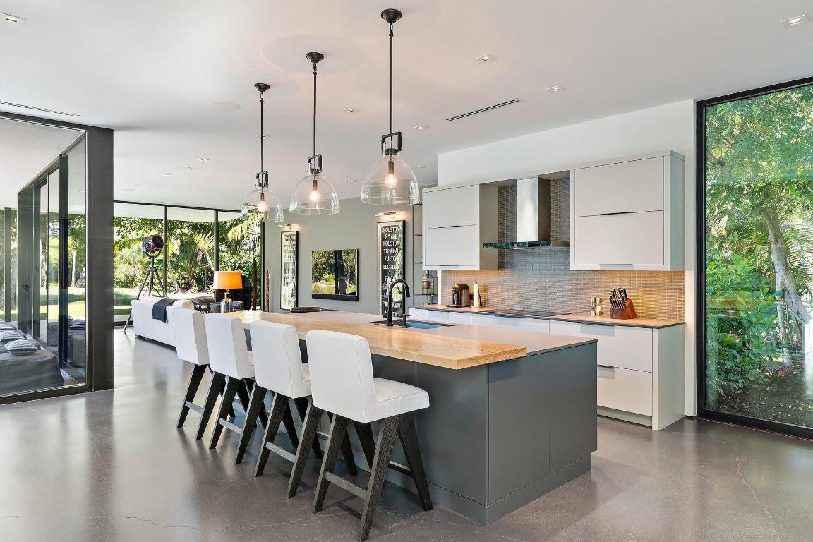 12 N Beach Jupiter Island, FL 33455