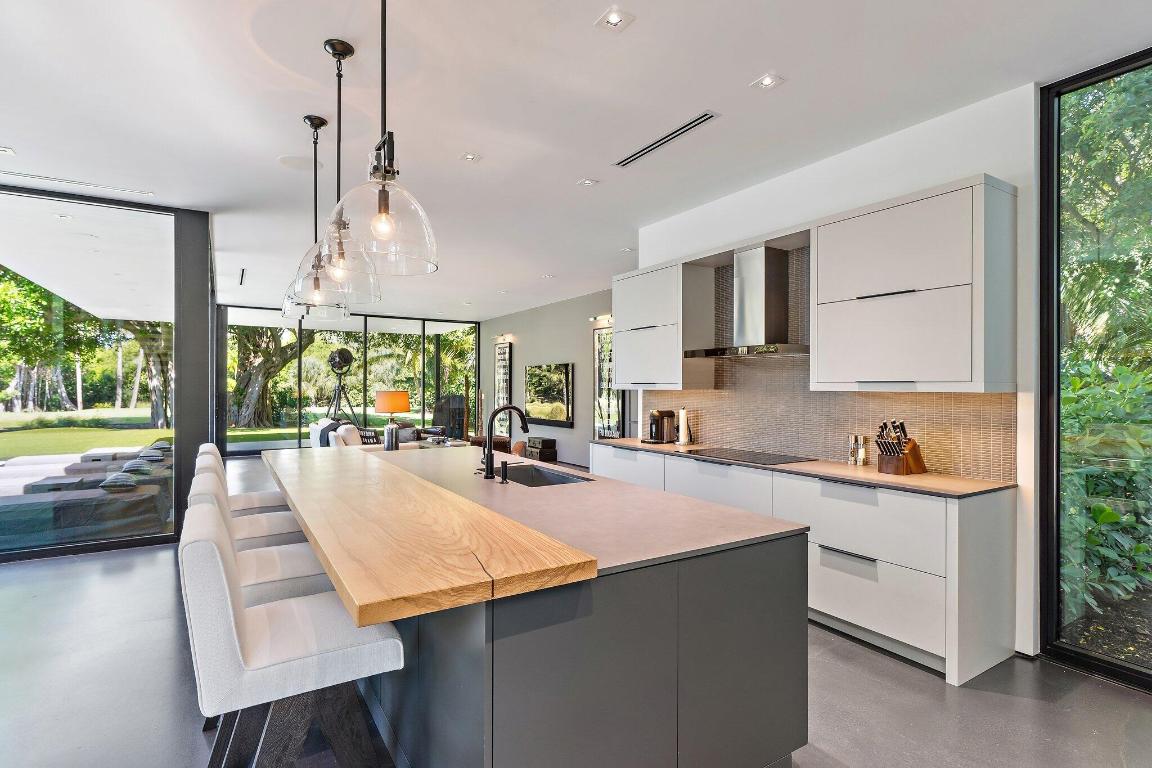 12 N Beach Jupiter Island, FL 33455