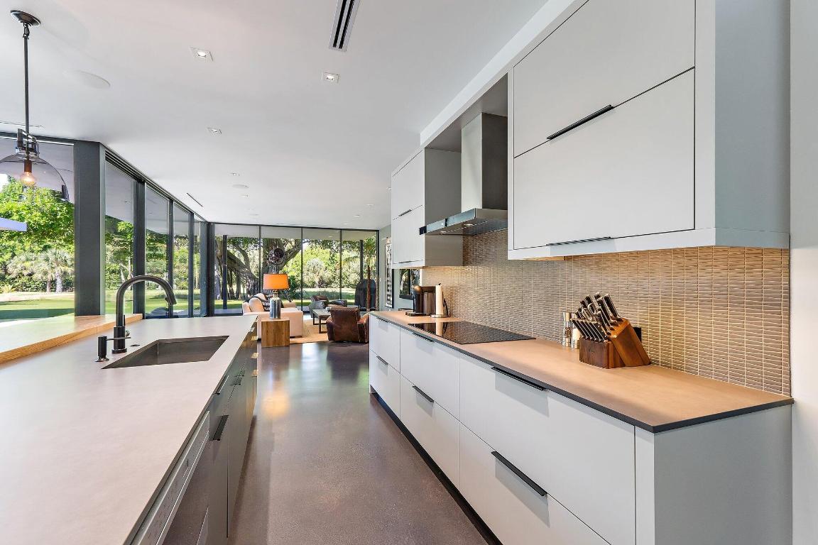 12 N Beach Jupiter Island, FL 33455