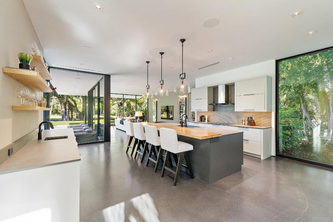 12 N Beach Jupiter Island, FL 33455