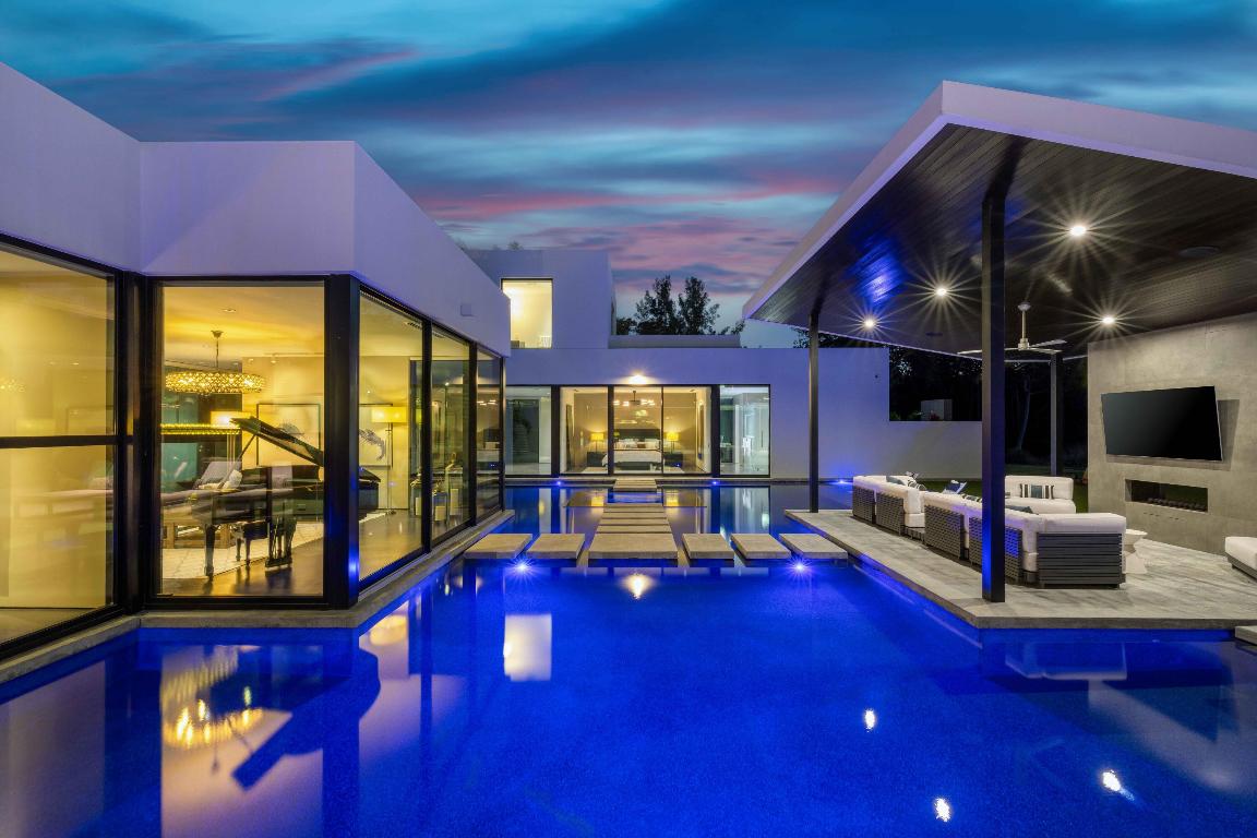 12 N Beach Jupiter Island, FL 33455