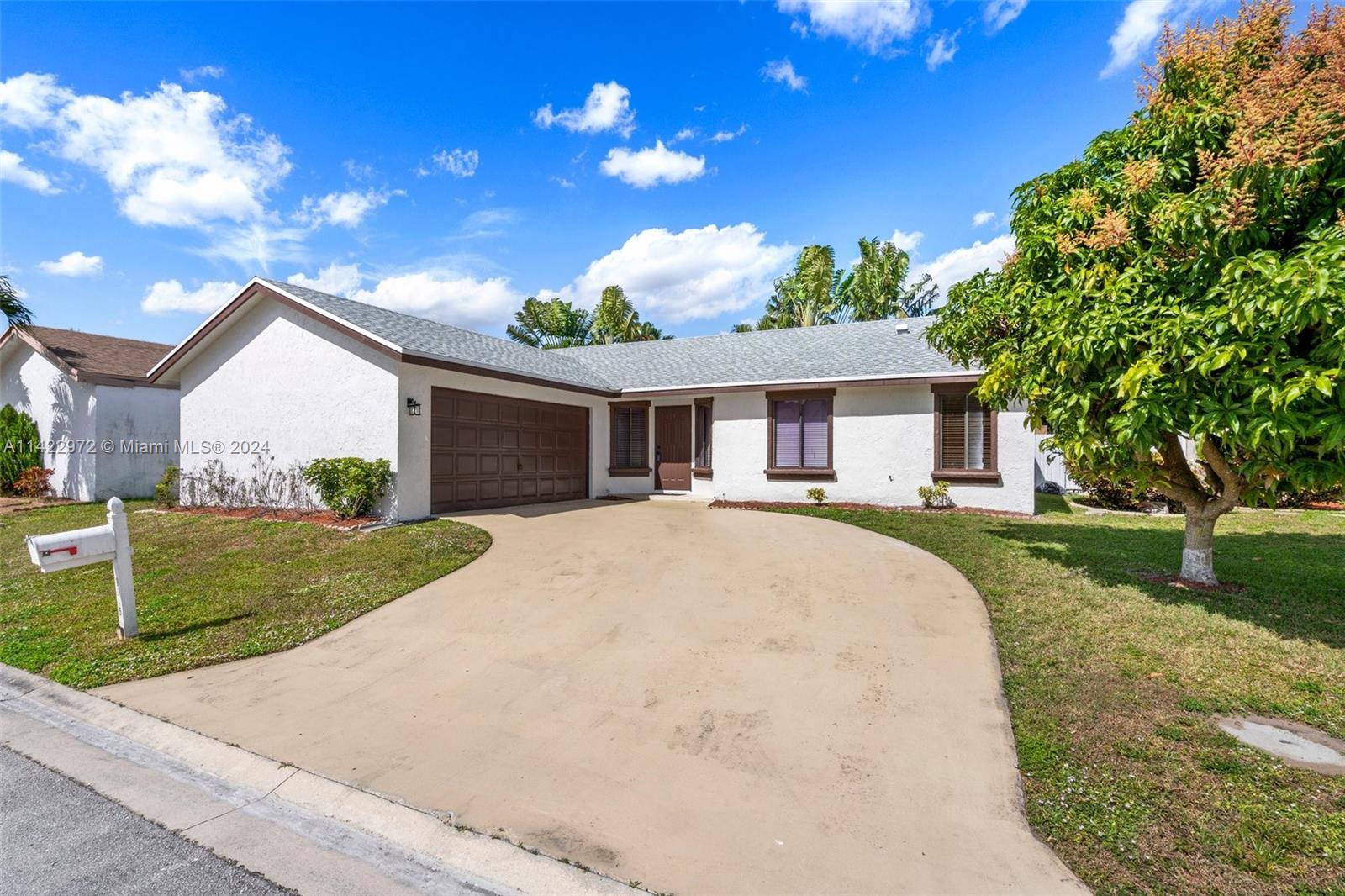 9545 Everglades Park Ln